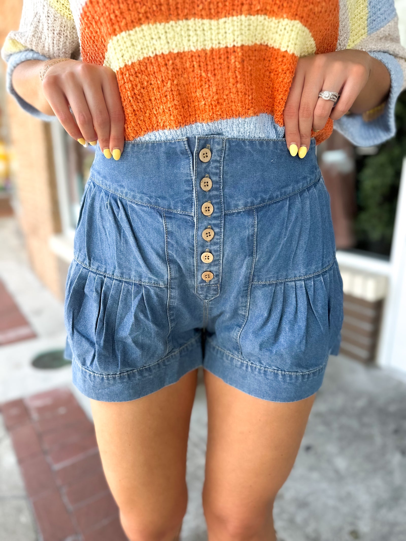 Never Find Another Pleated Shorts - Medium Wash