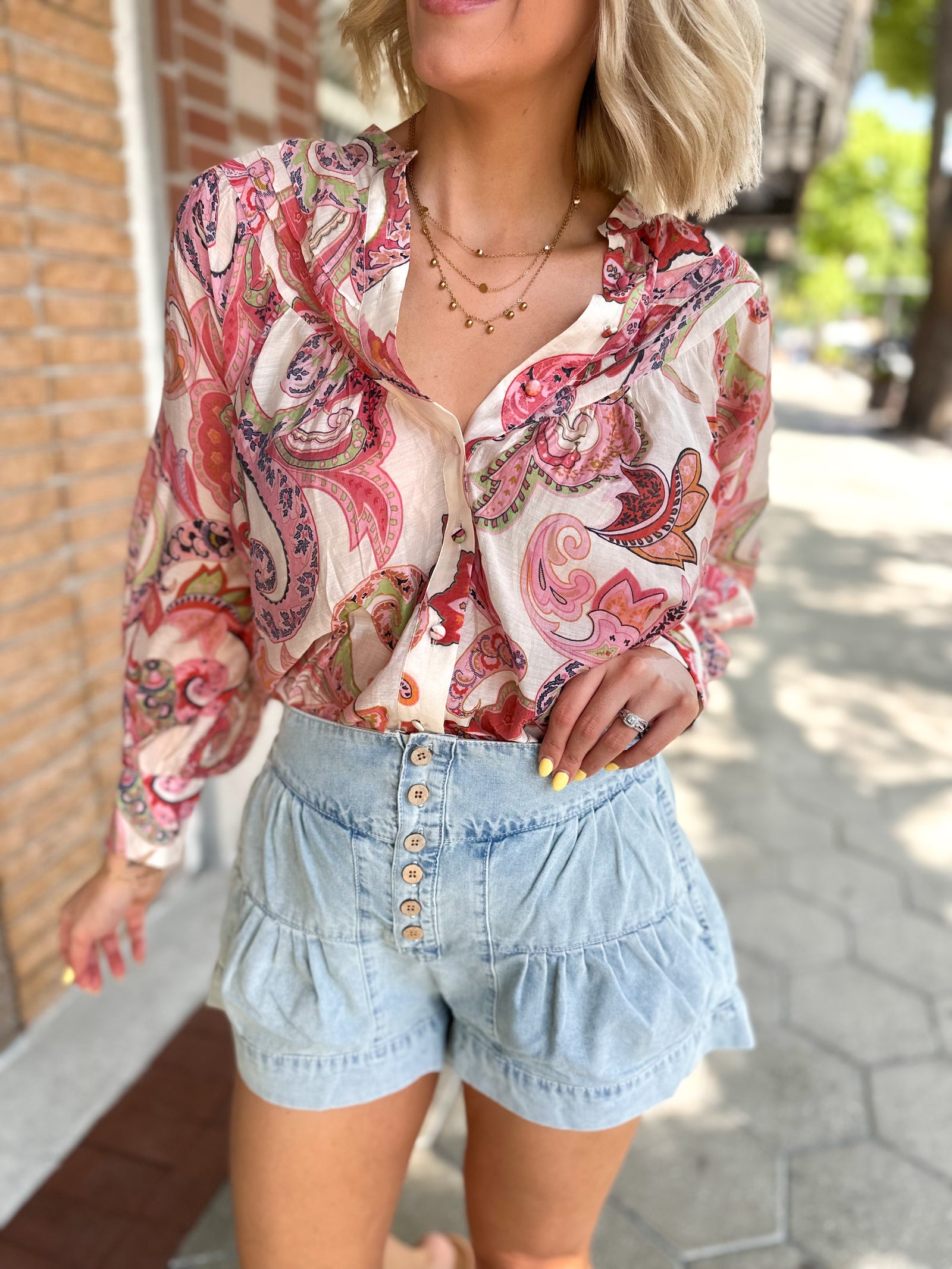 Never Find Another Pleated Shorts - Light Wash