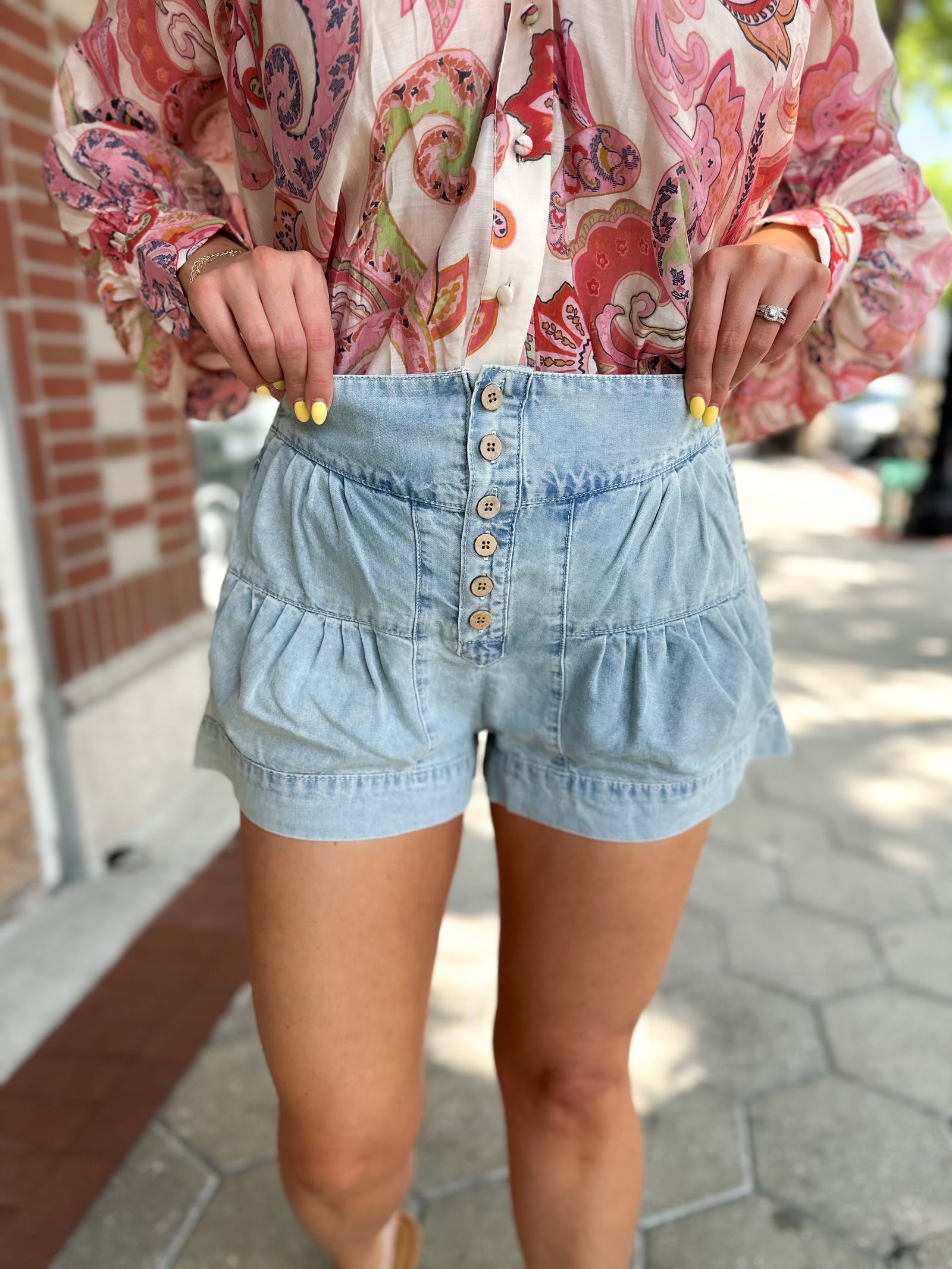 Never Find Another Pleated Shorts - Light Wash
