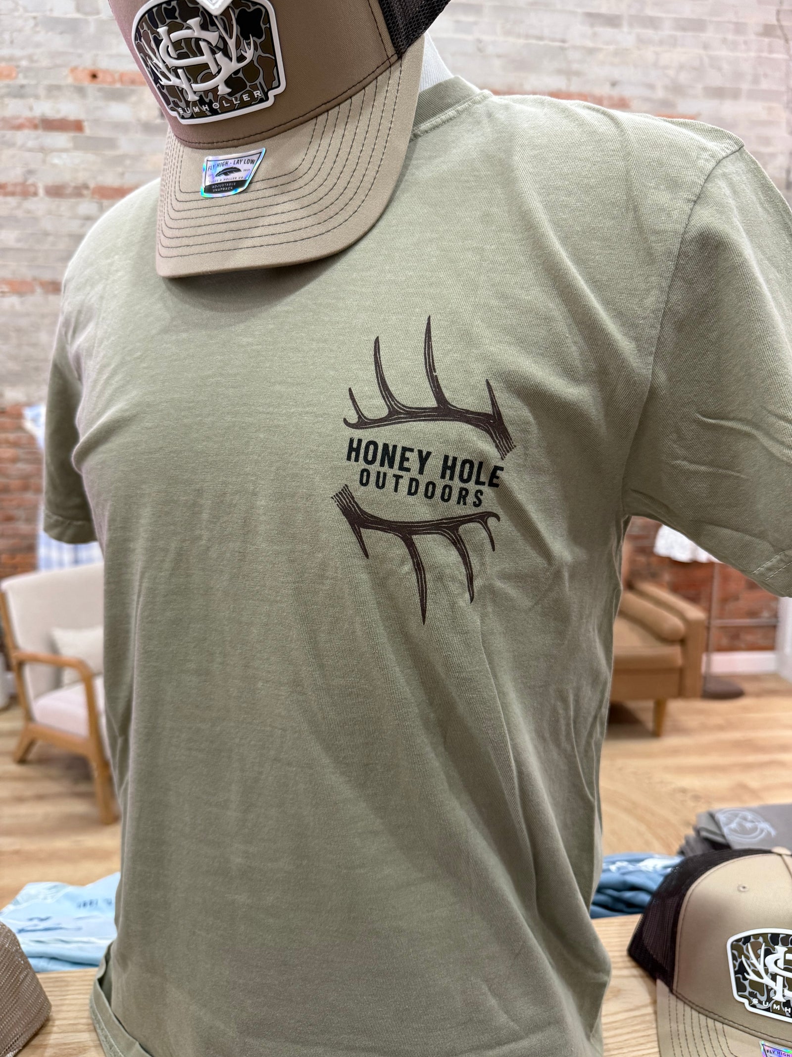 Honey Hole Outdoors Tee - Skull Mount